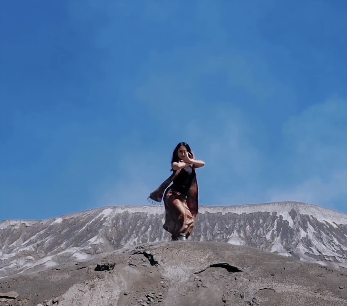 Sandrina Amazayya Takjub dengan Keindahan Planet Bromo, Akui Deg-degan Saat Menari di Ketinggian